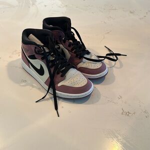 Women’s Nike Air Jordan Mid 1 “Berry Pink” Size 8